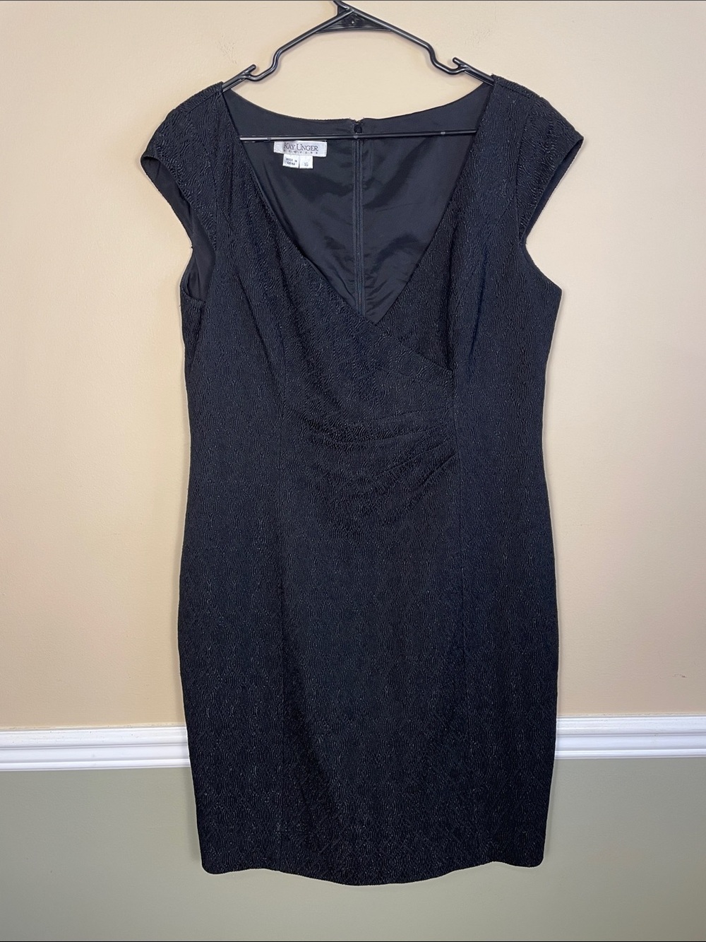 Kay Unger Women’s Textured Diamond Pattern Black V-Neck Ruched Sheath Dress
